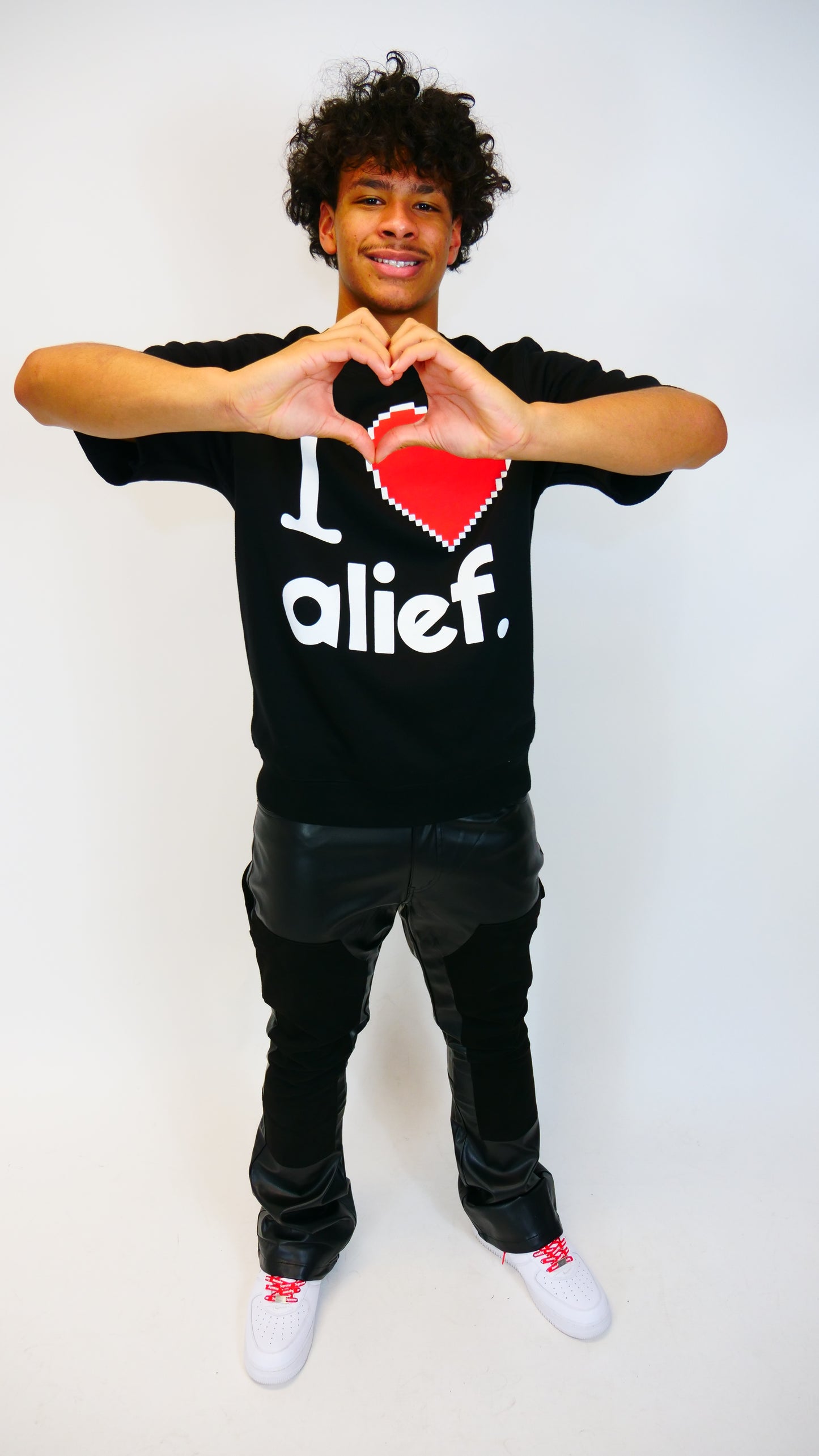 I love alief (Cropped) Crewneck - Black