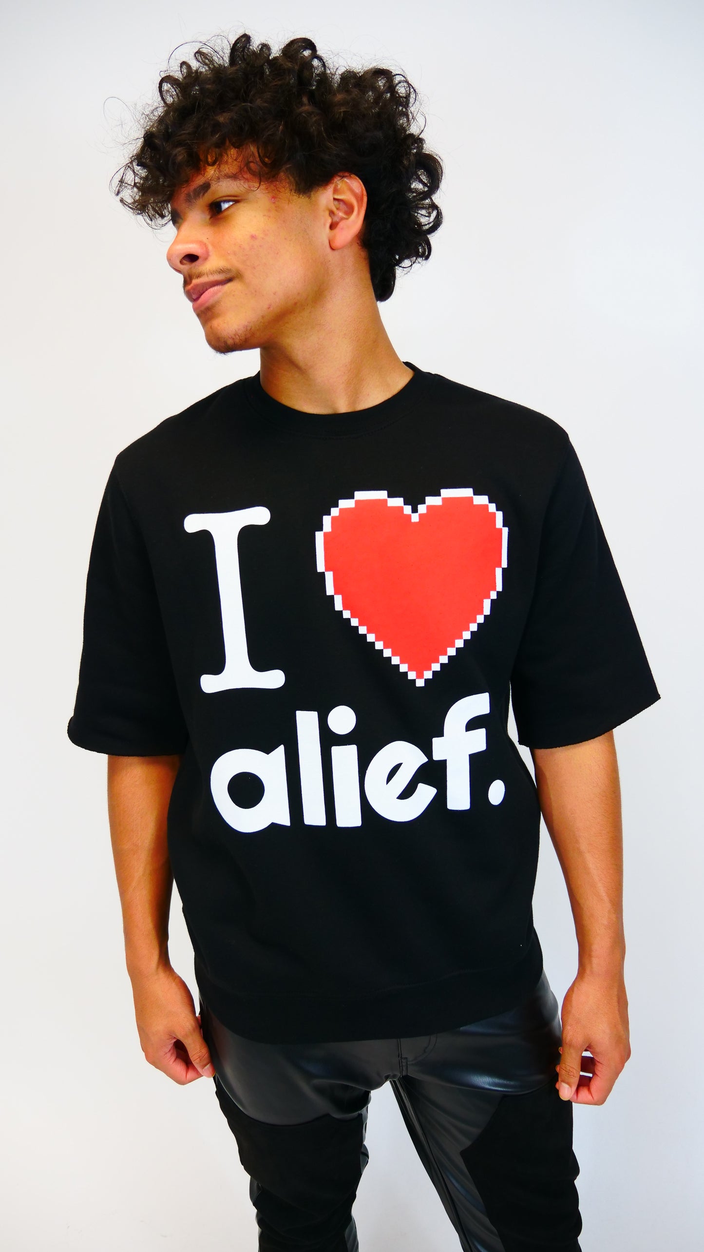 I love alief (Cropped) Crewneck - Black